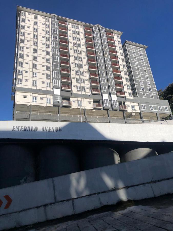 Ramadhina Eagle Eye View Home2Stay Emerald Avenue Brincsang Kültér fotó